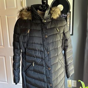 Michael Kors: Puffer coat, fur lined hood, gold details. NWT